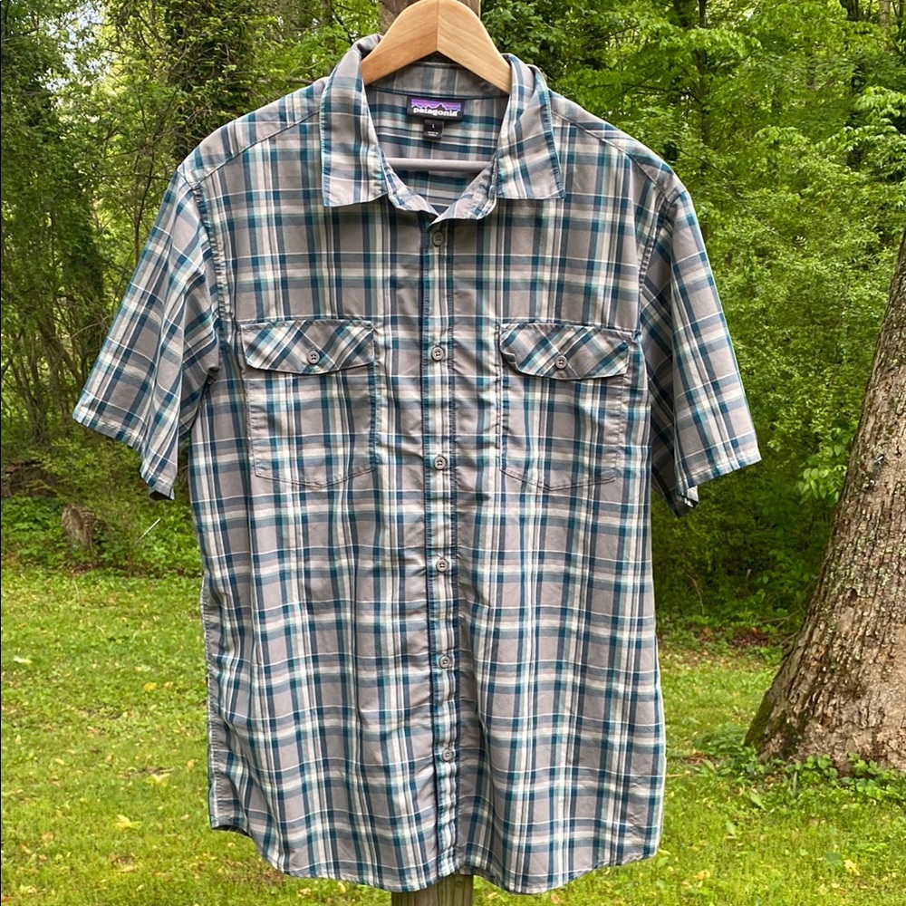 Patagonia Men's High Moss Short Sleeve Shirt in Feather Gray Size Large‎